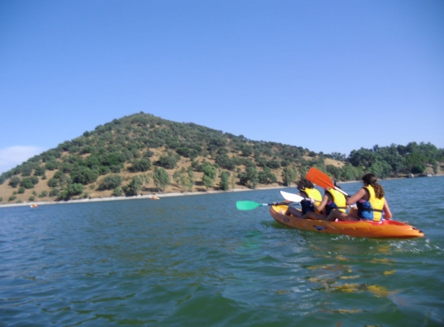 Tres alumnos en la canoa